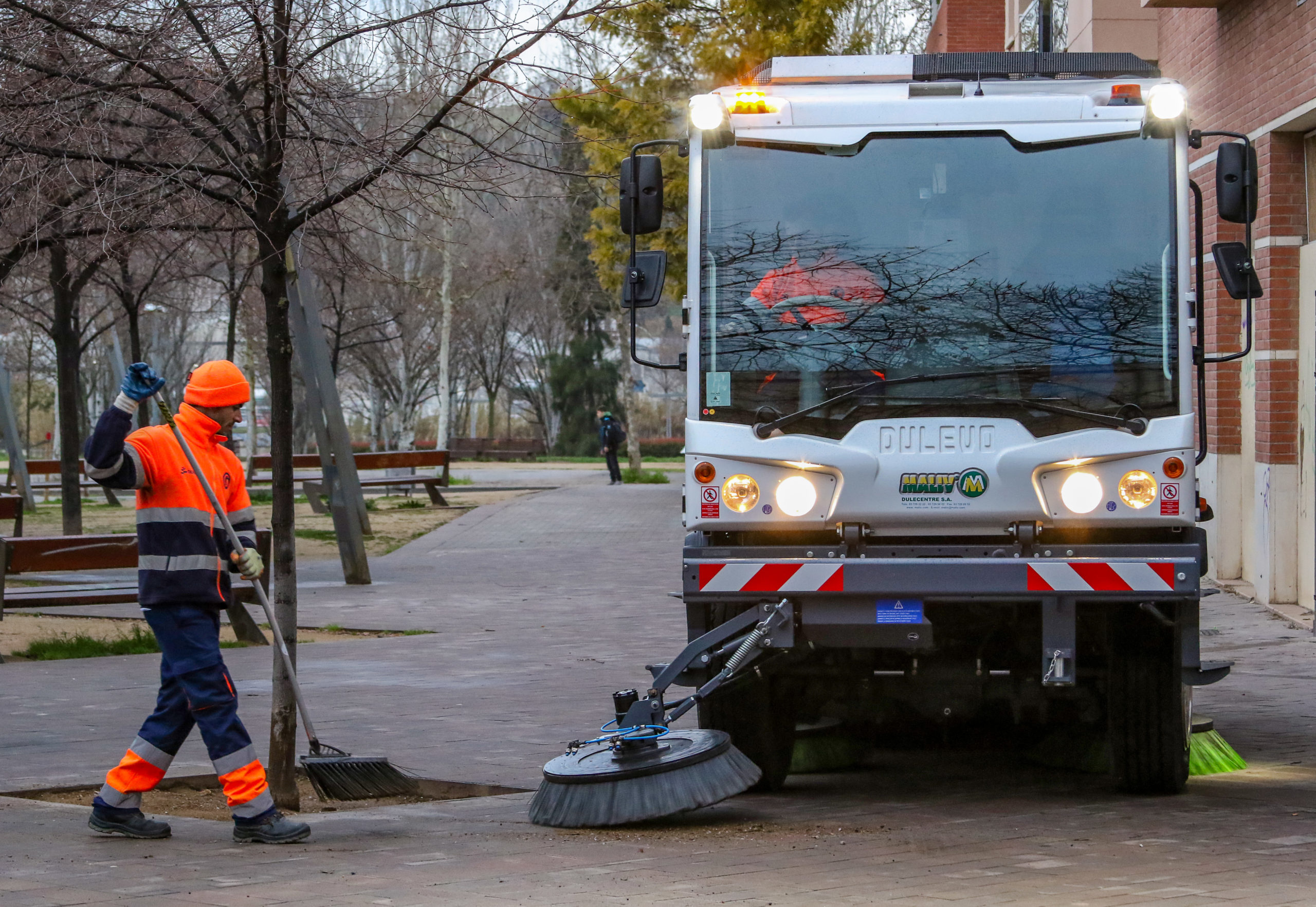 Fem servir vehicles d’avançades prestacions per als serveis de neteja viària i recollida de residus a Velilla de San Antonio.